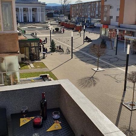 Fim Apartament Lägenhet Hunedoara Exteriör bild