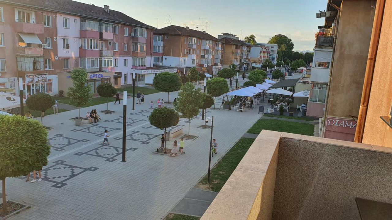 Fim Apartament Lägenhet Hunedoara Exteriör bild